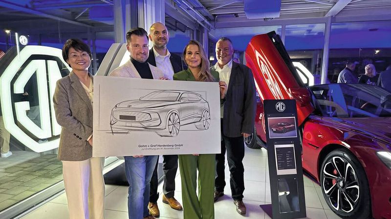 Offizieller MG-Start: (v.l.) MG-Vertreterin Hong Ye, Graf-Hardenberg-Geschäftsführer Sebastian Sauerbrunn, Niederlassungsleiter Joachim Hafner, Maike Eberwein, Patrice Vesseur (beide MG). (Bild: Graf Hardenberg)