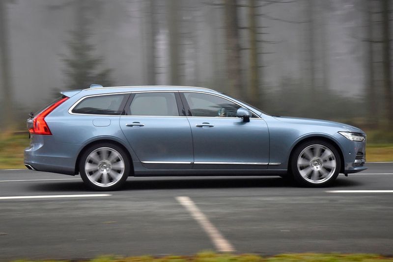 Länge läuft: Die gestreckten Proportionen mit kurzen Überhänge und die hohe Schulterlinie lassen vergessen, dass der Betrachter es mit einem fast fünf Meter langen Auto zu tun hat. (Volvo/Bernhard Limberger)