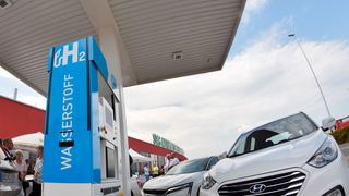 Die erste Wasserstofftankstelle in Nordhessen am Autohof Lohfeldener Rüssel bei Kassel: In Hessen gibt es bisher erst fünf solcher Tankstellen. Wasserstoff als alternativer Antrieb ist bei Autos in Deutschland bisher eine Randerscheinung.  (Göran Gehlen/dpa)