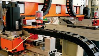 Drei-Achs-Transfer mit Direktantrieb, der zum einen die zu bewegende Masse verringert und zum anderen Platz für zusätzliche Features schafft. (Archiv: Vogel Business Media)