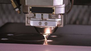 Das Stahlbandblech Laser Plus hat nur eine maximale Ebenheitsabweichung von 3 mm/m nach dem Laserschneiden. (Bild: SSAB)