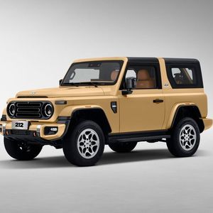 Ausgestattet ist der 212 Dreitürer mit einem abnehmbaren Hardtop W.(Bild:  Indimo)