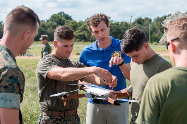 John Gerdes und sein Team. Der Armeeforscher  arbeitet an 3D-gedruckten Drohnen eng mit den U.S. Marines in Camp Lejeune, North Carolina zusammen. (Bild: David McNally, army.mil)