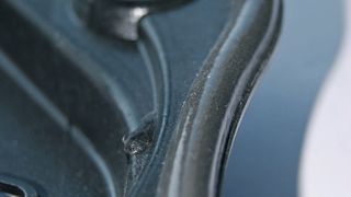 Der schnell aushärtende Dichtungs- und Formweichschaum RAKU-PUR 32-3250-36 wurde speziell für die Haftung auf unterschiedlichsten Werkstoffen von Polypropylen bis zu lackiertem Stahl entwickelt. (Bild: Rampf)