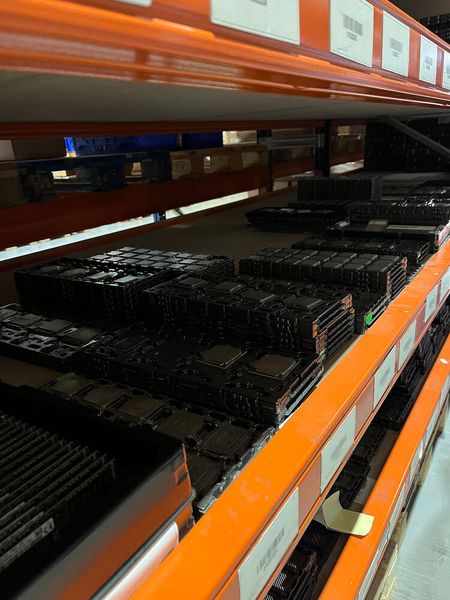 Nach Angaben von Betriebsleiter Hochart hat sich aufgrund der Corona-Krise und den damit verbundenen Lieferengpässen der Lagerbestand um 50 Prozent erhöht. Auch die Beschaffung selbst sei flexibler geworden.  (Bild: Ostler/Vogel IT-Medien GmbH)