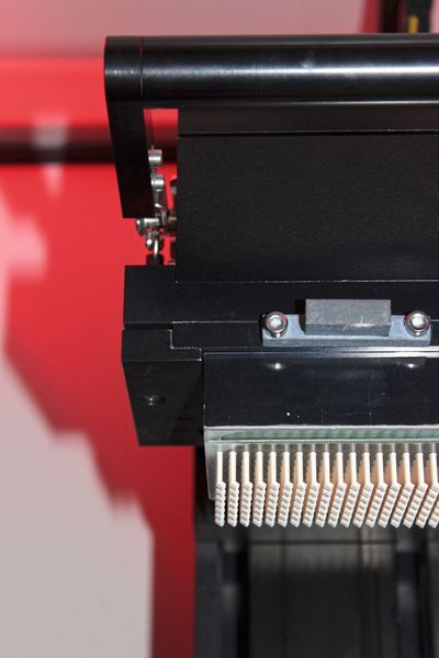 Das Bauteil baut sich hängend an der Bauplattform Schicht für Schicht auf. (Bild: Steinbach)