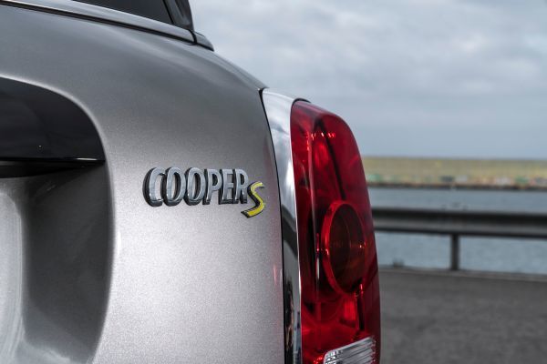Der MINI Cooper S E Countryman ALL4 ist der erste Mini, bei dem ein Plug-in-Hybrid-Antrieb die Möglichkeit zu rein elektrischer und damit lokal emissionsfreier Mobilität eröffnet. (Mini)