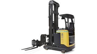 Die um 180° drehbaren Gabeln des Tergo URS ermöglichen ein bequemes Platzieren der Waren auf beiden Seiten des Ganges. (Bild: Unicarriers)