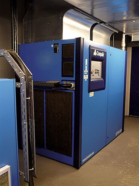 Bild 4: Der neue Pureair-Kompressor bei Rohde & Schwarz im Werk Memmingen.  (Bild: Compair)