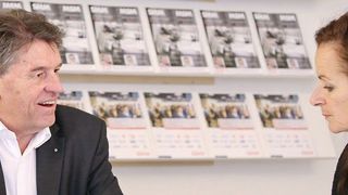 «Technologiepartner heisst, dass wir als Kernstück die Maschine liefern, welche wir automatisieren und mit einer umfangreichen Peripherie ausrüsten, sodass der Kunde eine komplette Fertigungseinheit erhält.» Roland Gutknecht im Gespräch mit SMM-Redaktorin Anne Richter. (Matthias Böhm, SMM)