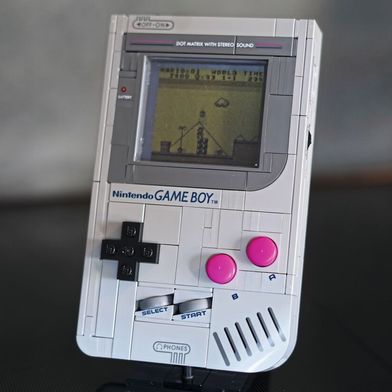 Hommage: Lego brachte 2025 das Set 72046 heraus, welches die Game-Boy-Experience in 421 Teilen zurückbringen soll. Inzwischen gibt es Mods, die das Modell sogar spielbar machen. (Bild: Michael Richter)