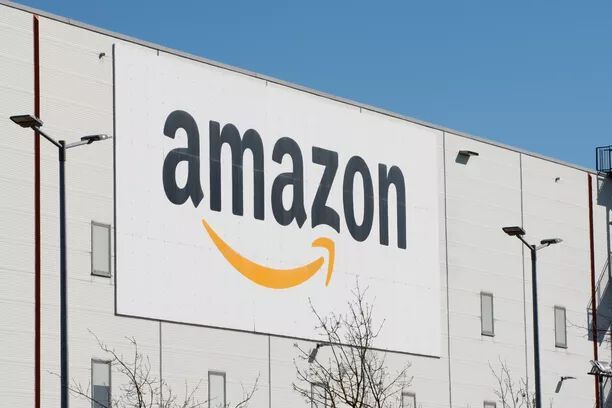 Der US-Konzern Amazon schließt nach 10 Jahren das große Logistikzentrum in Brieselang bei Berlin. Das ist die erste Schließung in Deutschland. Angeblich sei das Gebäude zu alt und nicht modernisierbar. Doch Amazon hat auch Personalmanagementfehler gemacht. Lesen Sie ...