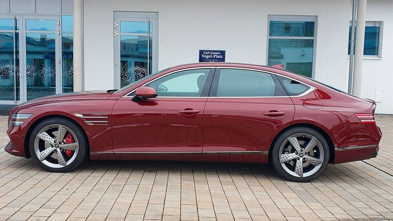 Die Abmessungen: Die Genesis-Limousine wirkt durch ihre elegante Linienführung länger, als sie tatsächlich ist. Mit knapp unter fünf Metern Länge reiht sie sich im Bereich der Luxuslimousinen zwischen den Modellen der oberen Mittelklasse und der Oberklasse ein.  (Bild: Mauritz – »kfz-betrieb«)