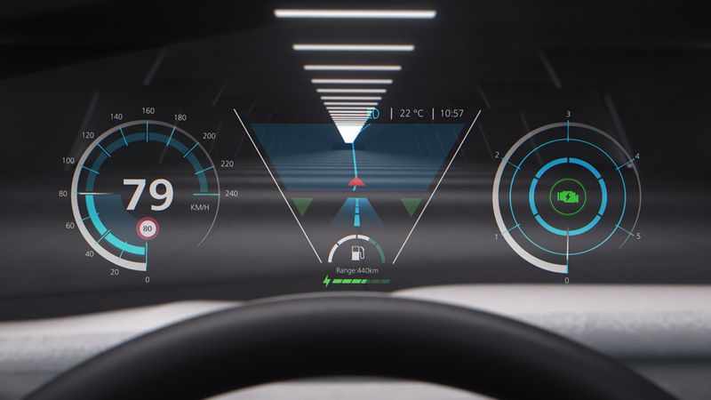 Das transparente Display auf der Windschutzscheibe zeigt Fahrinformationen an.(Bild:  Zeiss)