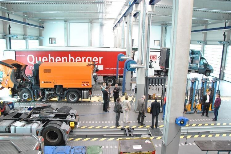 Groß, hell und luxuriös: Der erst im vergangenen Jahr entstandene Werkstattkomplex ermöglicht beinahe jeden Servicewunsch. (Foto: Dominsky)