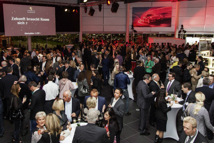 Zahlreiche prominente Gäste waren zur Eröffnungsfeier in den neuen Showroom geladen. (Foto: Porsche-Zentrum Mannheim)