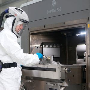 Beim SLM-Verfahren, das Arnold Umformtechnik jetzt einsetzt, wird der Werkstoff als Pulver schichtweise aufgetragen und dann per Laser verschweißt. Das klappt quasi mit allen Metallen, soweit sie pulverisiert werden können und mit vielen Kunststoffen.(Bild:  Arnold Umformtechnik)