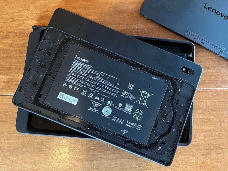 Der Wechselakku versteckt sich hinter einer ohne Werkzeug abnehmbaren Abdeckung, die trotzdem staubdicht sein soll. Seine Kapazität von 10.200 mAh sollte für zwei Arbeitstage leicht ausreichen, wenn das Display nicht mit voller Helligkeit läuft. (Bild: Vogel IT-Medien)