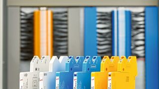 Die kombinierten Blitzstrom- und Überspannungsableiter der Geräteserie Blitzconductorconnect von Dehn sind 6 mm breit. (SEBASTIAN DAMBERGER)