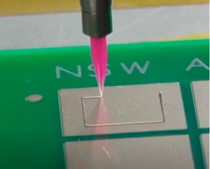 Mit dem neu entwickelten Delo-Klebstoff Dualbond EG4797 werden die bisherigen Miniaturisierungsgrenzen in der Mikroelektronik gesprengt, wie es heißt. Lesen Sie hier, warum ... (Bild:  Delo)