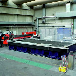 Individuelle Zuschnitte mit dem Wasserstrahl sind gefragt. Die Sybille Hinz Metallverarbeitung bietet mit der neuen Byjet 6030 von Bystronic jetzt in Bebra das komplette Leistungsspektrum für die Kunden. Bild: Sybille Hinz Metallverarbeitung