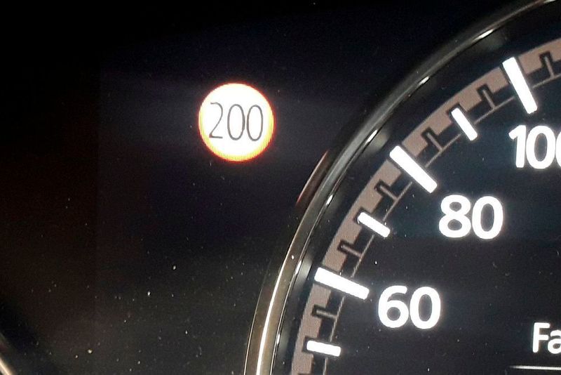 Rätselhafte Elektronikfehler plagten den Mazda-Testwagen. Beispielsweise zeigte er auf der Autobahn plötzlich ein Tempolimit von 200 Stundenkilometern an. (Jan Rosenow/»kfz-betrieb«)