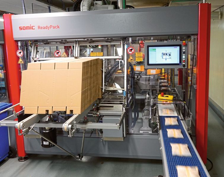 Der Ready-Pack-Sammelpacker faltet und verleimt nach dem Gruppieren der Produkte ein Tray oder einen Wrap-around-Karton um die Produkte herum. (Bild: Somic)