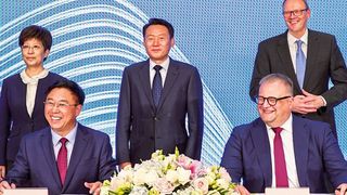 Vertreter der Volkswagen (China) Investment bei der Vertragsunterzeichnung mit dem Batteriehersteller Gotion. (Bild: Volkswagen AG)