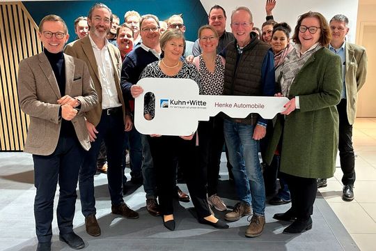 Das Henke-Team schlüpft unter das Dach von Kuhn + Witte. Ganz vorne von links: Oliver Bohn und Jan Rommel (Kuhn + Witte), Thomas Henke, Birgit Mertens und Melanie Langeloh (Henke Automobile) sowie Kerstin Witte (Kuhn + Witte).(Bild:  Kuhn+Witte)