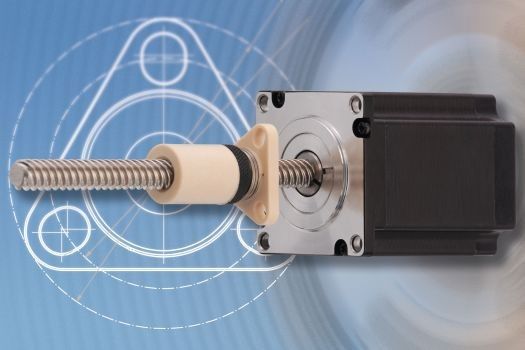 Die dryspin Steilgewindespindeln sind vielfältig kombinierbar, beispielsweise mit Anti-Backlash-Muttern und Motoren. Sie sind bei igus ab Lager verfügbar und verfügen über eine 2,5-mal längere Lebensdauer.  (igus)