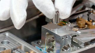 TU Ilmenau und Physikalisch-Technische Bundesanstalt entwickeln neue Waage für das neue Kilogramm. (TU Ilmenau)