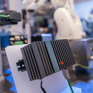 Siemens präsentiert auf der SPS IPC Drives 2018 eine neue Hardware-Plattform für Edge-Applikationen. Das Simatic Edge Device auf Basis des Embedded Industrie-PC Simatic IPC227E ist durch integrierte Konnektivität zur Automatisierung an der Maschine angeschlossen. Produktionsdaten können dadurch direkt in der Fertigung erfasst und verarbeitet werden. Wenn sich die Rahmenbedingungen der Industrie-Applikation ändern, bietet Industrial Edge die Möglichkeit, Software-Applikationen auf dem Edge Device über funktionale rückkopplungsfreie Updates anzupassen und auf den neuesten Stand zu bringen.  Mit Siemens Industrial Edge bietet Siemens Anwendern die Möglichkeit, je nach individuellen Anforderungen die Lücke zwischen der klassischen lokalen Datenverarbeitung und der cloudbasierten Datenverarbeitung zu schließen. Siemens auf der SPS IPC Drives 2018: Halle 11(Bild:  Siemens)