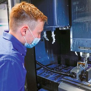 Tobias Mathys vérifiant le boîtier de la caméra.(Source :  Blaser swisslube AG)