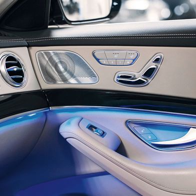 Beleuchtete Lichtleisten im Fahrzeuginnenraum müssen künftig nicht mehr zwingend aus Neuware gefertigt werden – auch Lösungen mit hohen Rezyklatanteilen sind möglich. (Bild: Mocom)