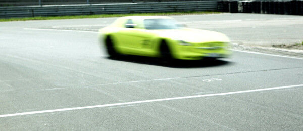Mercedes-AMG stellt einen neuen Rundenrekord in der „Grünen Hölle“ auf: Das SLS AMG Coupé Electric Drive bezwingt die Nürburgring-Nordschleife in 7:56,234 Minuten (Bild: Mercedes-AMG)