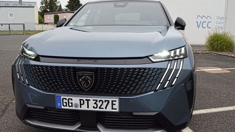Die mittlerweile dritte Generation des 3008 sieht einfach gut aus. Die angriffslustige Front mit der krallenartigen LED-Gestaltung hebt den Wiedererkennungswert des Fahrzeugs auf ein für Stellantis-Verhältnisse hohes Niveau. (Bild: Rehberg / VCG)