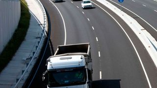 Der Hauptverkehrsträger für den Gütertransport ist die Straße – das sagen die Ergebnisse der Shell-Nutzfahrzeug-Studie 2016, die von Shell in Zusammenarbeit mit dem Deutschen Zentrum für Luft- und Raumfahrt (DLR) erarbeitet wurde. (CC0, gemeinfrei - pixabay.com)