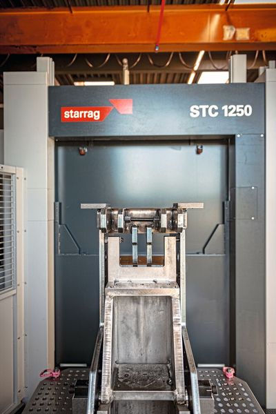 Die geforderten Spanvolumen stellen höchste Anforderungen an die Steifigkeit der Maschine – kein Problem für die Starrag STC 1250. (Bild: Starrag)