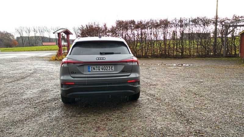 Unser getesteter Q4 E-Tron 50 Quattro in der Ausführung „Edition One Taifungrau“ kostet 76.850 Euro. Los geht´s mit dem Modell bei 53.600 Euro. (Bild: Thomas Günnel/Automobil Industrie)