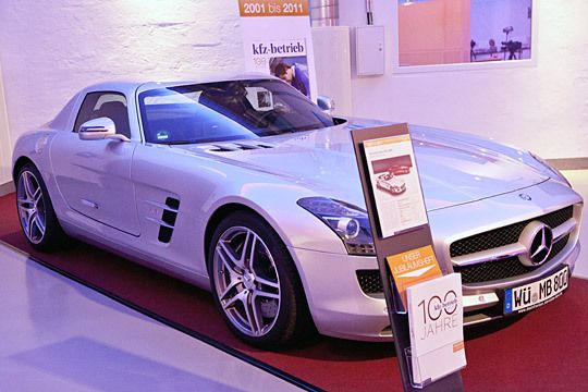 Seit 2009 gibt es wieder einen Flügeltürer aus Stuttgart. Der Supersportwagen von Mercedes-Benz und AMG hat eine Aluminium-Spaceframe-Karosserie, einen 6,3-Liter-V8-Frontmittelmotor mit 571 PS, ein Siebengang-Doppelkupplungsgetriebe, Alu-Doppelquerlenkerachsen usw.  (Archiv: Vogel Business Media)