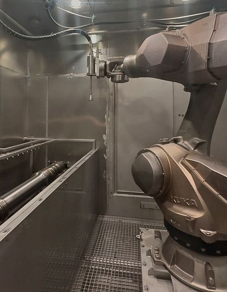 Präzises Entlacken einer Radsatzwelle im Bahnsektor mit konstant hoher Qualität durch Hochdruckwasserstrahltechnik. (Bild: BvL Oberflächentechnik GmbH )