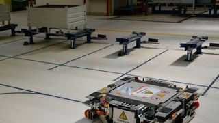 Die Linien auf dem Hallenboden führen die Module zum Stellplatz für Waren. (Bild: Jablonski)