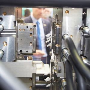 Ein elektrischer Allrounder 470 A produziert auf der Medtec Europe 2016 mit einem Werkzeug der Firma Männer in einer Zykluszeit von rund 12 Sekunden je acht Y-Anschlussstücke für die Infusionstherapie.