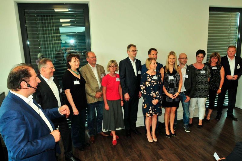 Marcus Büttner (Hauptgeschäftsführer Kfz-Gewerbe NRW) bedankt sich beim Team des LV für den Umzug und die Mehrarbeit. (Zietz/»kfz-betrieb«)