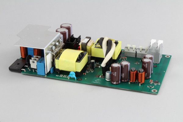 Bild 3: Kühlwinkellösung mit schraubbaren Klammern (Bild: inpotron)