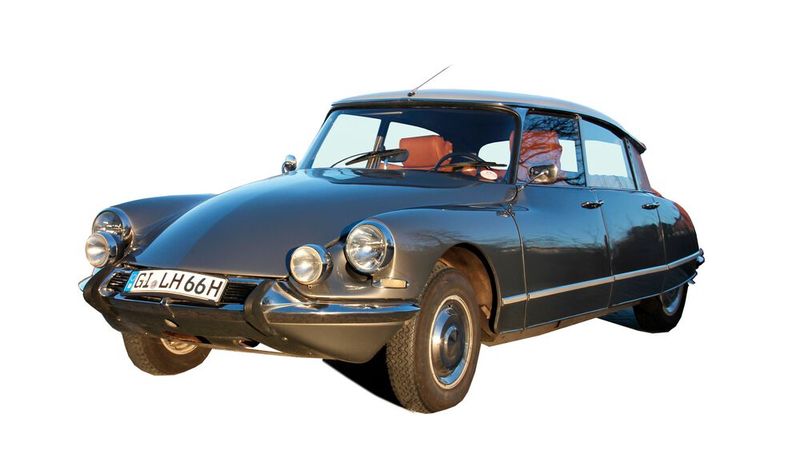 3. Preis: Citroën DS 21, Bj. 1965. Ein Paukenschlag auf dem Pariser Automobilsalon 1955. Ein Design, das die Automobilwelt noch nicht gesehen hatte. Futuristisch gestylt in einer Zeit, als Mercedes mit dem Ponton seine Verkaufserfolge erzielte. Die Besucher standen sprachlos vor „La Déesse - Die Göttin“, und angeblich sollen am ersten Tag der Messe schon 12.000 Stück bestellt worden sein. Unsere Citroën DS 21 wurde 1965 hergestellt und hat die kraftvolle 2.175-ccm-Maschine verbaut; 100 PS bei 5.500 U/min lassen die Göttin mit 175 km/h über die Straßen fliegen. Gespendet wurde die Göttin von Heinz Dieter Elshoff aus Mühlheim.  (Bild: Lebenshilfe Gießen)