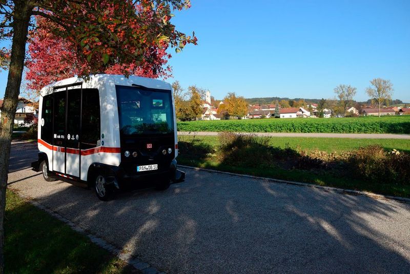 Erstmals ist ein autonom fahrendes Fahrzeug in Deutschlands ÖPNV im Einsatz: Die Deutsche Bahn setzt seit Mittwoch einen fahrerlosen Shuttle-Bus im niederbayerischen Kurort Bad Birnbach ein. Bereits im Fahrjahr wurde das Konzept vorgestellt. (Deutsche Bahn)