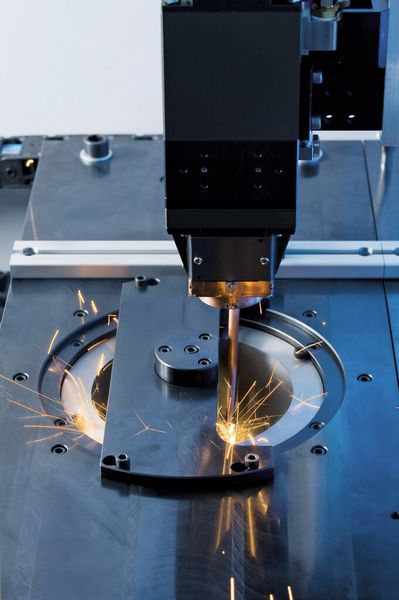 Bild 1: Laserschweißen eines Synchronrads auf ein Zahnrad. Der Faserlaser in der ELC-160-Anlage sorgt für halbierte Betriebskosten. (Bild: Emag)