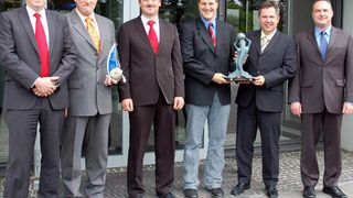Freuen sich über die beiden Awards (v.l.n.r.): CEO Jörg Ohlsen, Projektmanager Mercedes Benz Klaus Huder, COO Manfred Hahl, Projektmanager GM Andreas Friedrich und Stefan Rehberg sowie CFO Rainer Bauer (Archiv: Vogel Business Media)