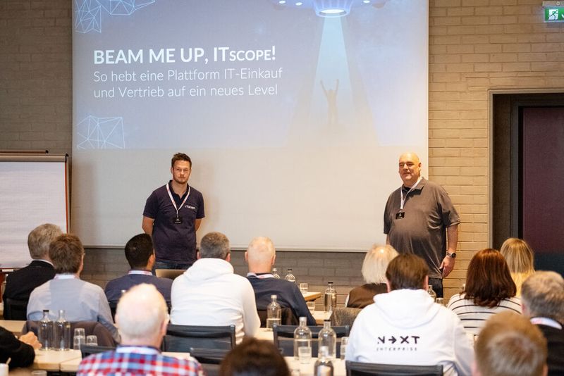 Frederi Klein (l., Channel Development Manager Cooperations) mit Oliver Gorges (Director Sales & Marketing) von ITscope (Bild: CPN / Niklas Christensen)